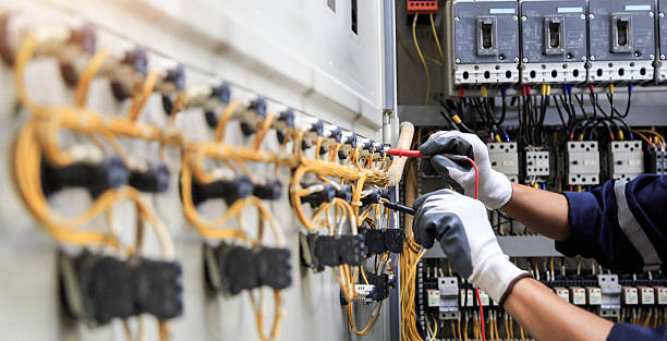 Professional Electrician technician working in Maitland, FL